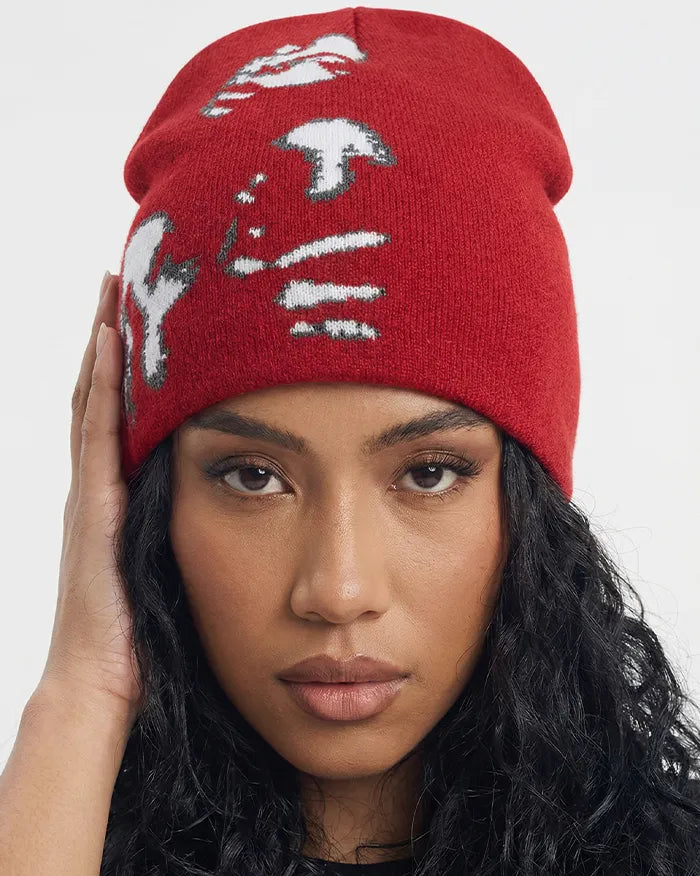 woman wearing the Graphic beanie "Muse"