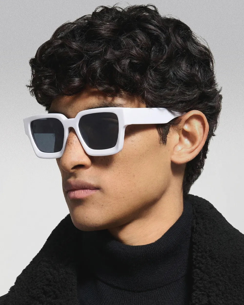 man wearing the Y2K Sun Glasses "Pyxis"
